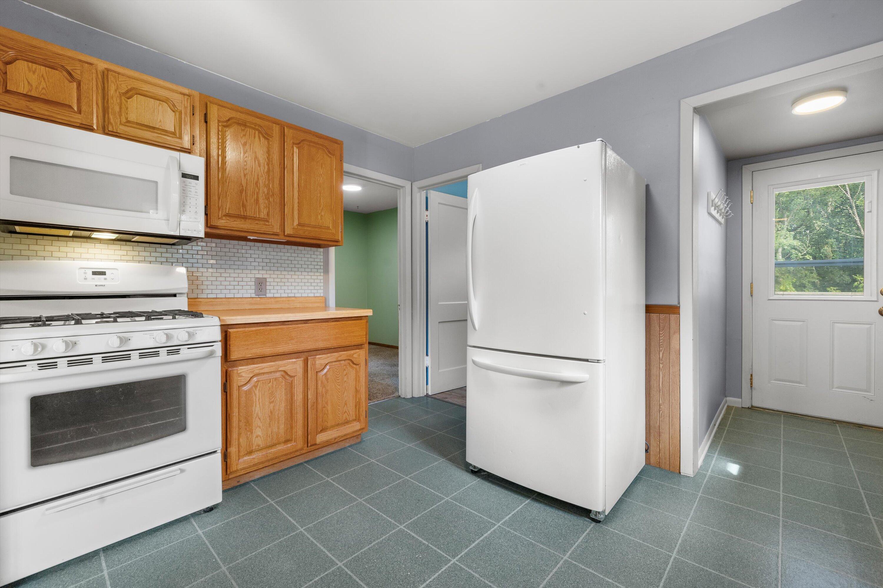 8020 Ridgeway Drive Burlington, WI 53105 - Photo 11 of 36 Kitchen