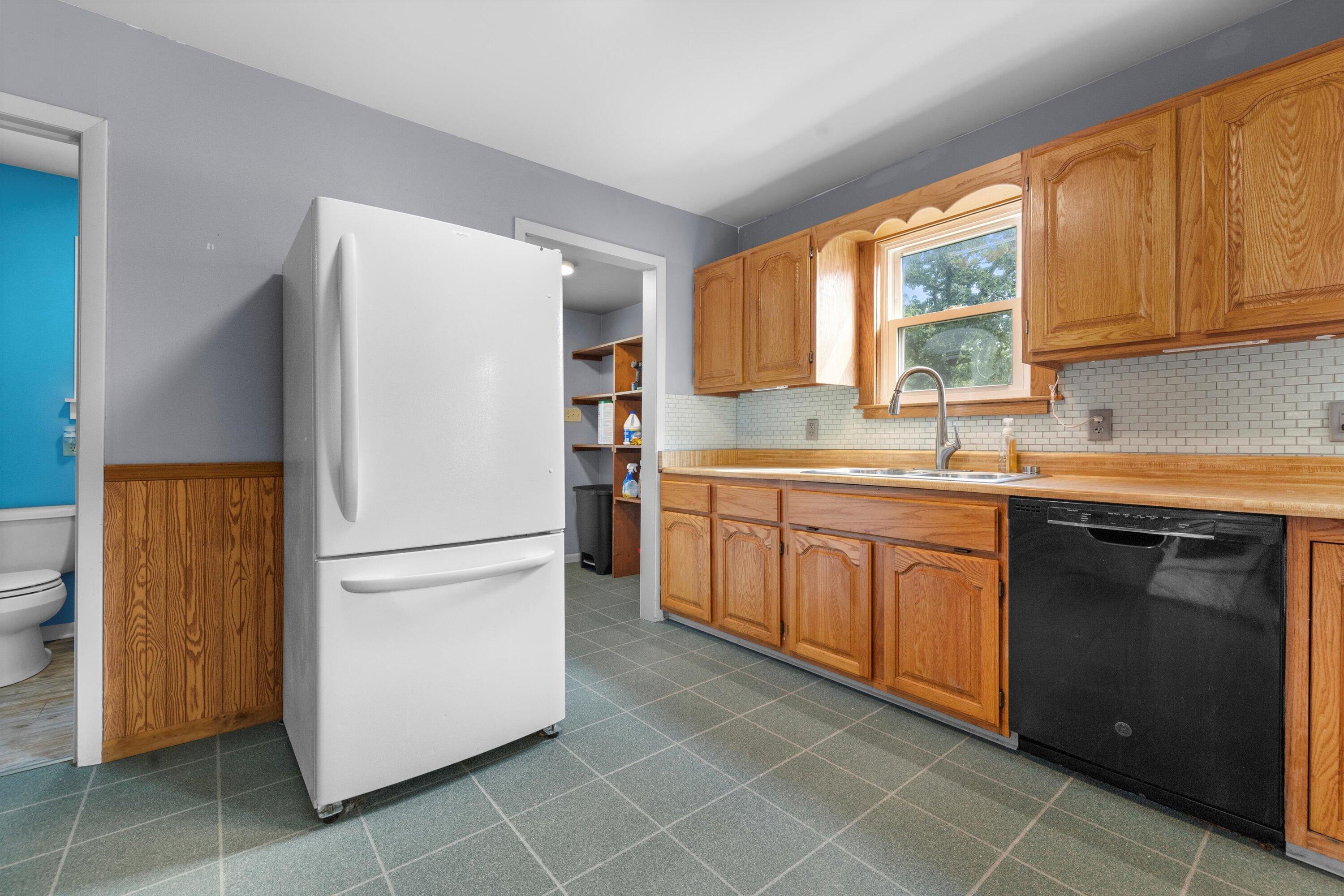 8020 Ridgeway Drive Burlington, WI 53105 - Photo 12 of 36 kitchen