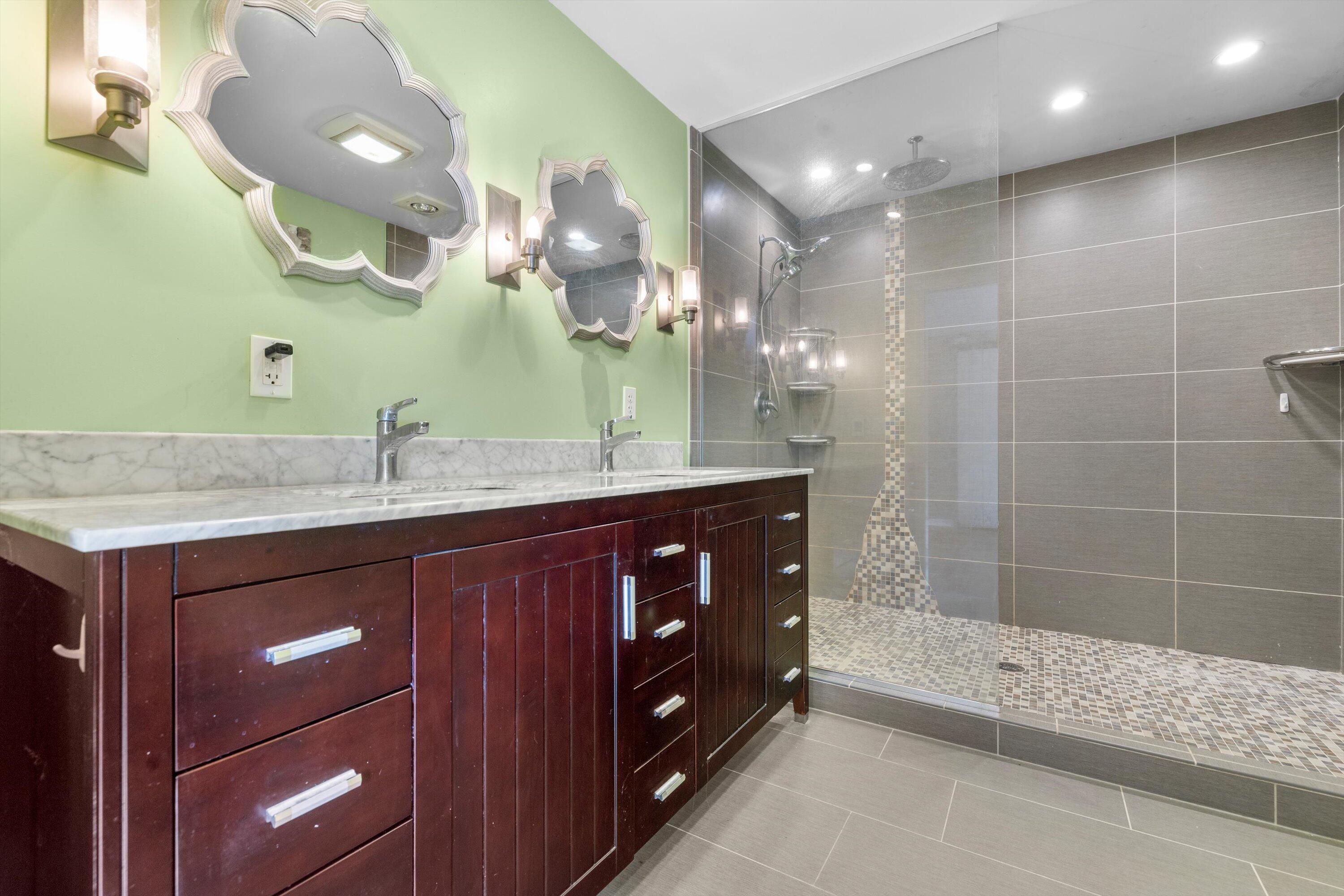 8020 Ridgeway Drive Burlington, WI 53105 - Photo 16 of 36 primary bath