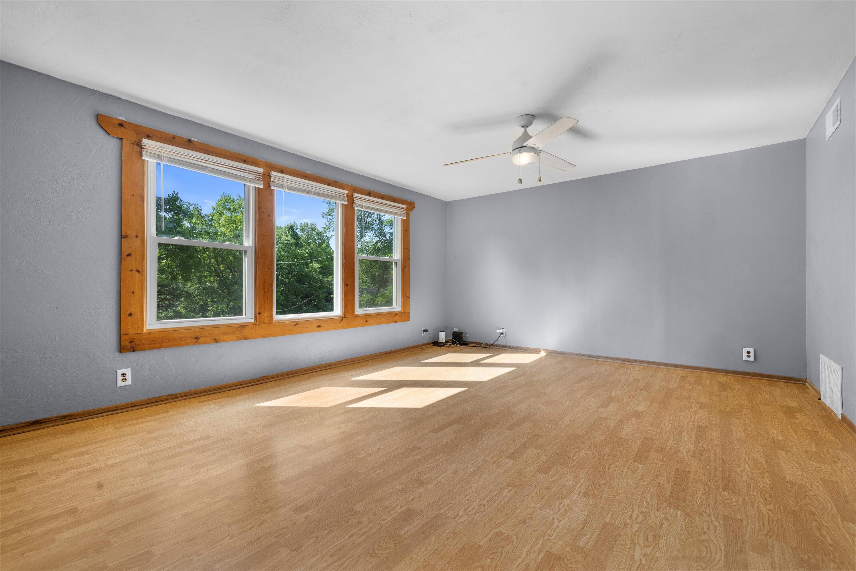 8020 Ridgeway Drive Burlington, WI 53105 - Photo 4 of 36 living room