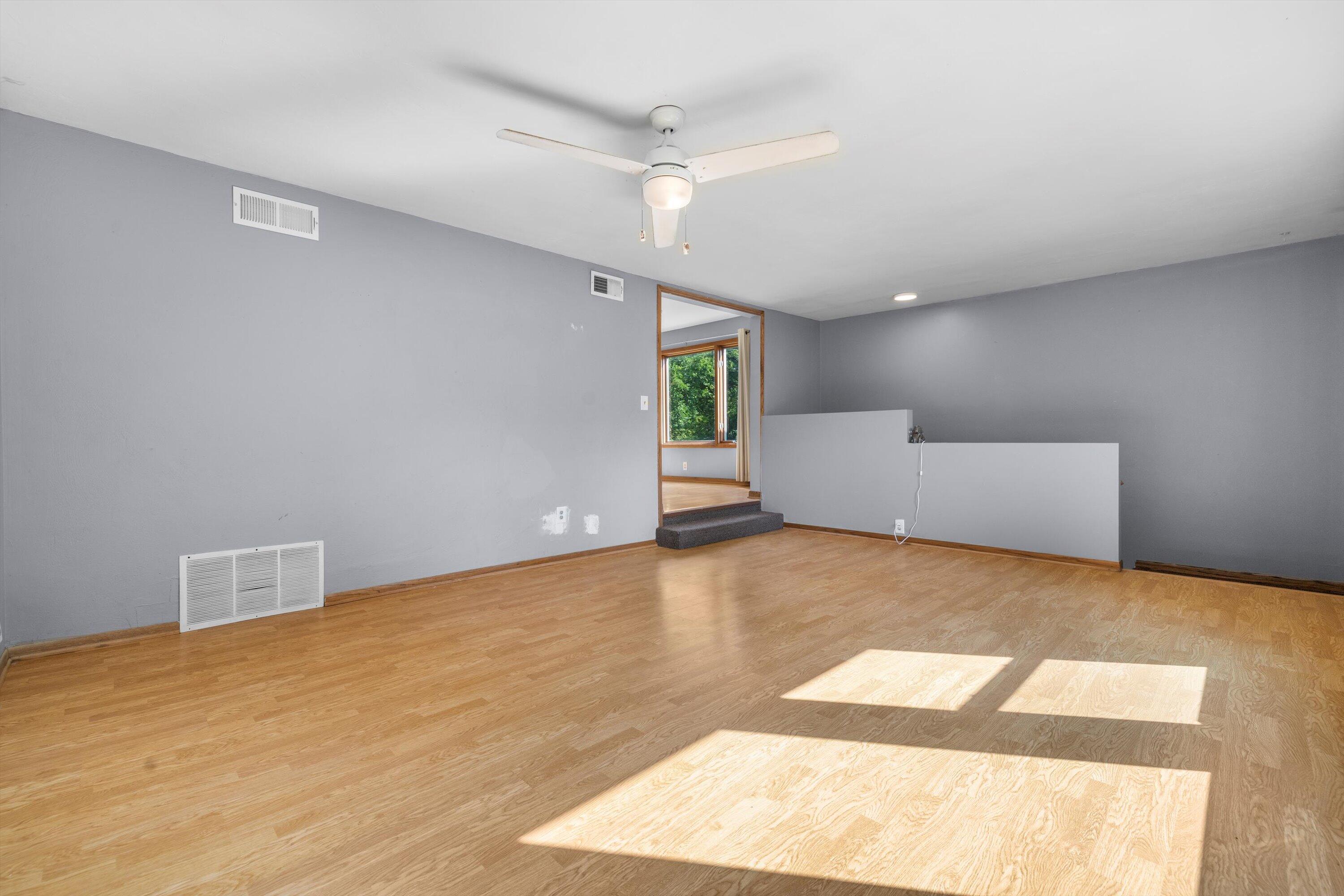 8020 Ridgeway Drive Burlington, WI 53105 - Photo 5 of 36 living room