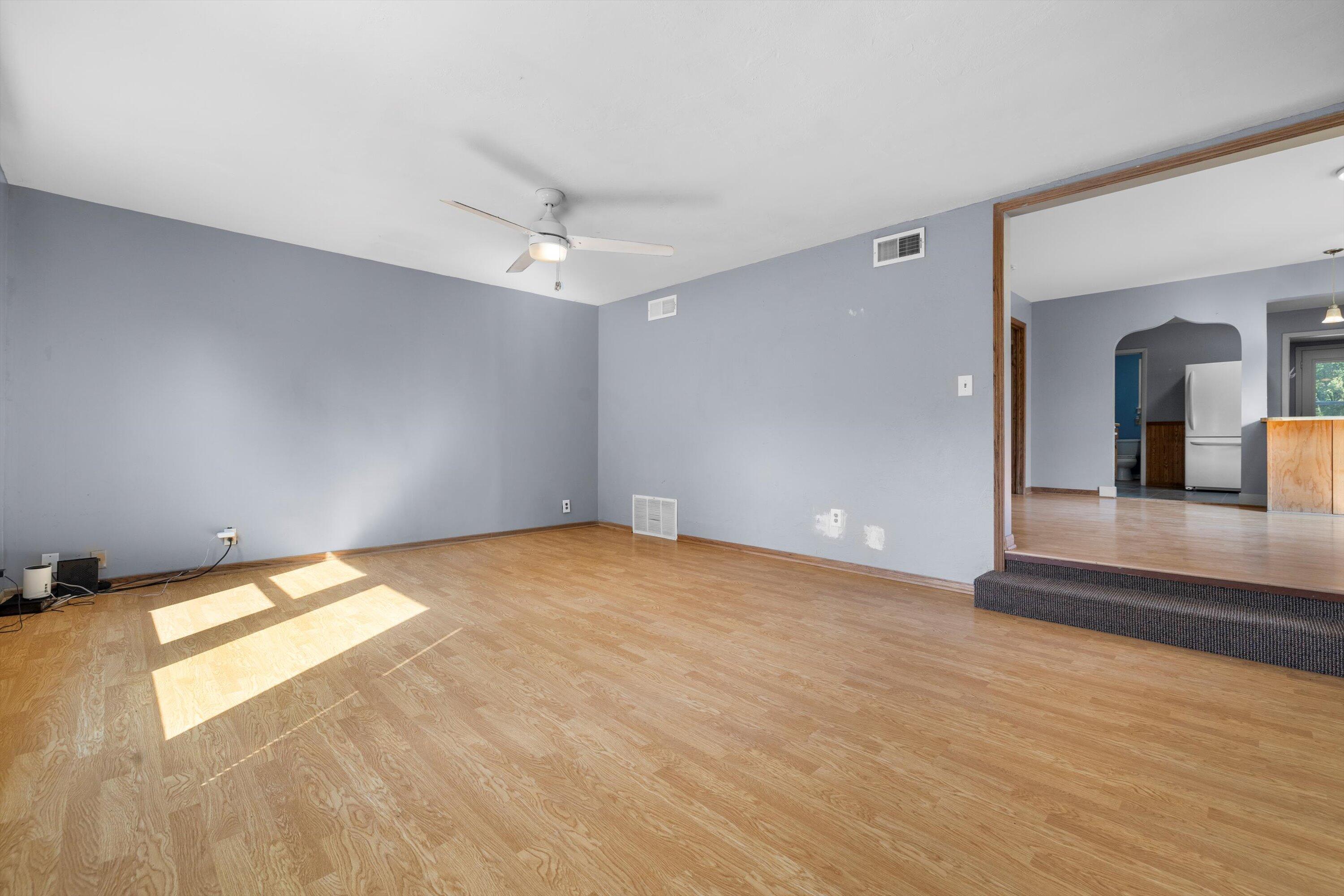 8020 Ridgeway Drive Burlington, WI 53105 - Photo 6 of 36 living room