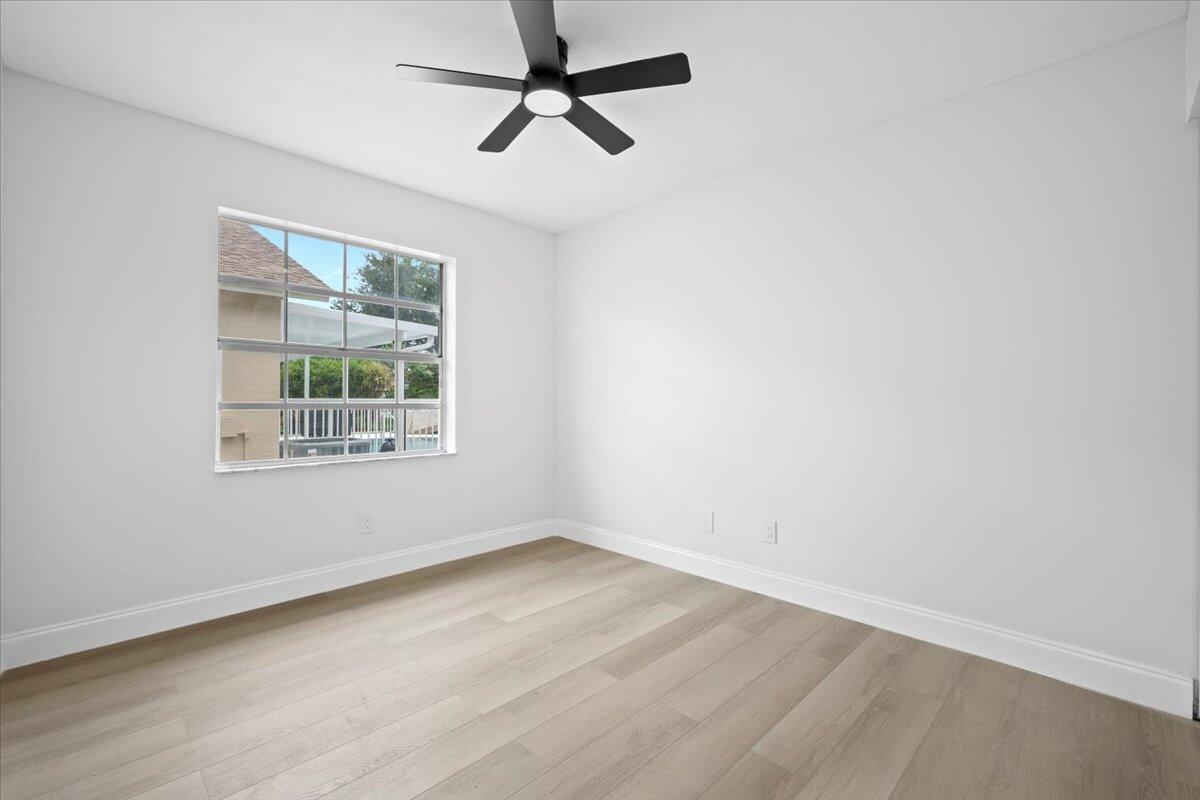 122 Wandering Trail Jupiter, FL 33458 - Photo 12 of 20 19-LUX_2481