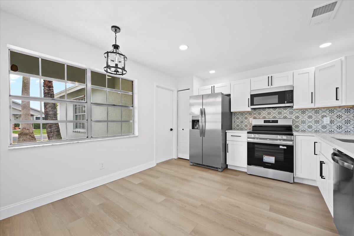 122 Wandering Trail Jupiter, FL 33458 - Photo 4 of 20 13-LUX_2446