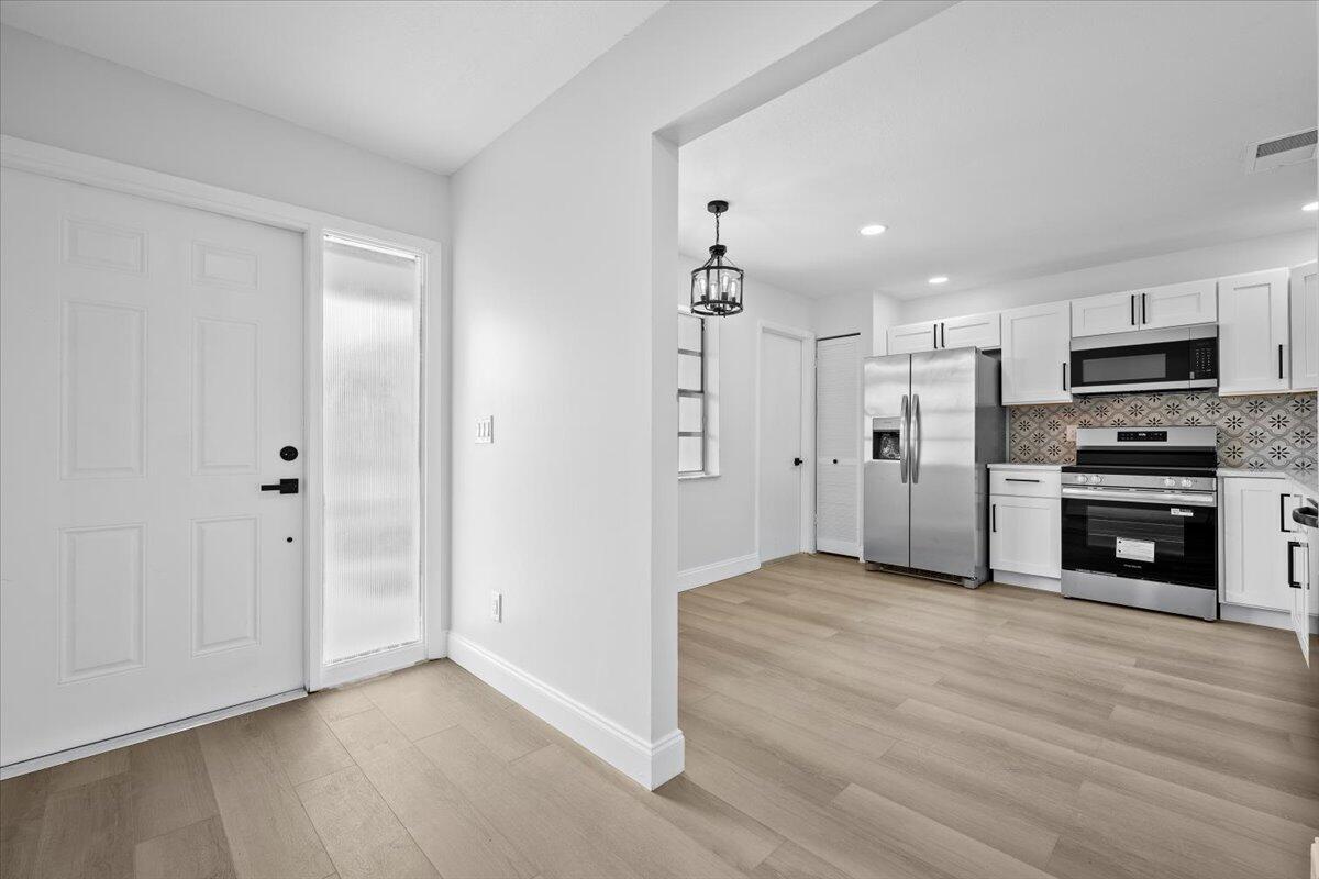 122 Wandering Trail Jupiter, FL 33458 - Photo 5 of 20 07-LUX_2406