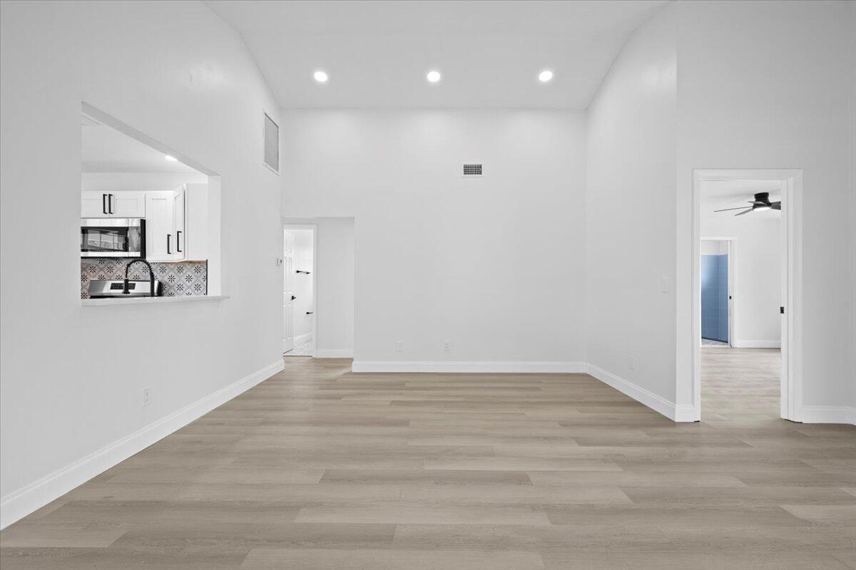 122 Wandering Trail Jupiter, FL 33458 - Photo 8 of 20 10-LUX_2431