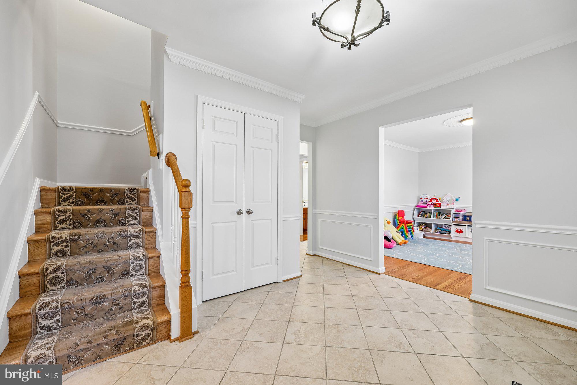 18 Kaywood Court Silver Spring, MD 20905 - Photo 13 of 71 Foyer