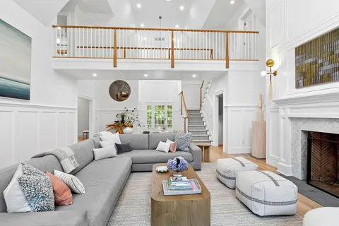 $6,350,000 | 8 Barclay Court, East Hampton, NY 11937