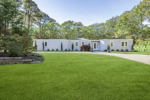 $1,450,000 | 9 Debbie Trail, Hampton Bays, NY 11946