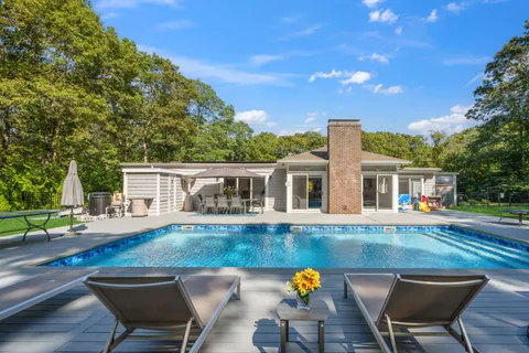 $1,450,000 | 9 Debbie Trail, Hampton Bays, NY 11946