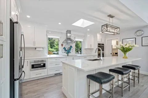 $1,450,000 | 9 Debbie Trail, Hampton Bays, NY 11946