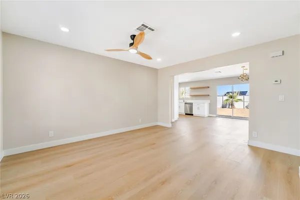 $2,000 | 517 Longtree Avenue, Henderson, NV 89011