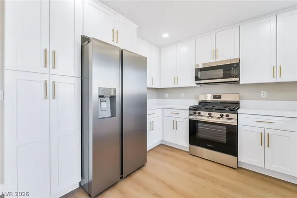 $2,000 | 517 Longtree Avenue, Henderson, NV 89011