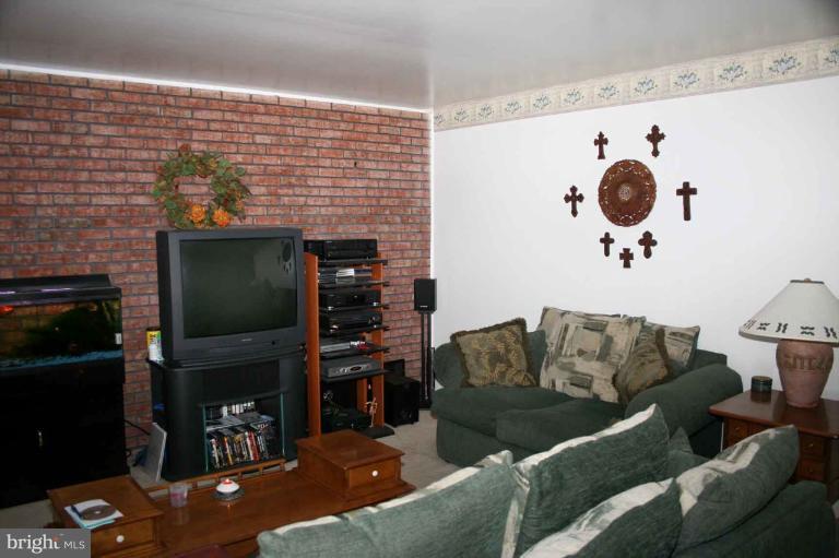 417 Highmeadow Road Reisterstown, MD 21136 - Photo 5 of 22 Living Room