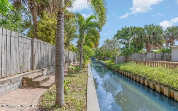 a view of a back yard