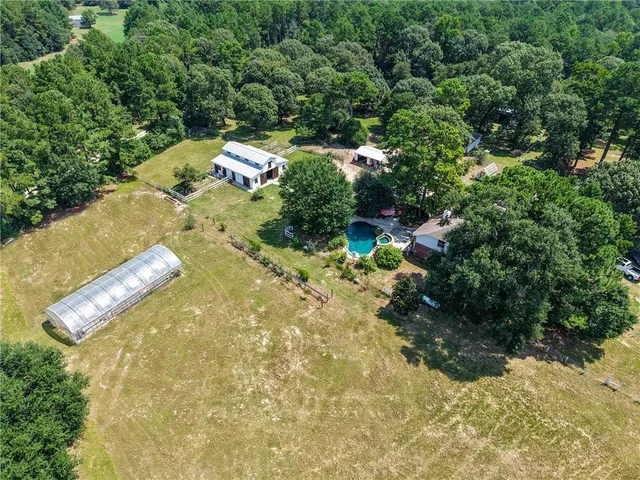 a view of a yard with plants