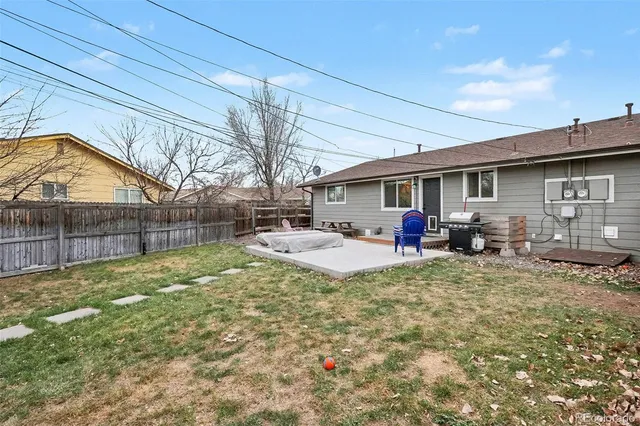 a view of a house with backyard