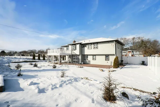 a picture of a white wall and white wall