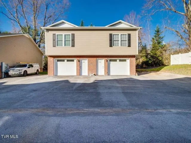 $2,500 | 169 East Grande Avenue, Unit 300, Johnson City, TN 37601