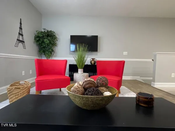 $2,500 | 169 East Grande Avenue, Unit 300, Johnson City, TN 37601