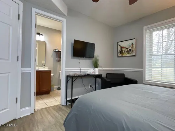 $2,500 | 169 East Grande Avenue, Unit 300, Johnson City, TN 37601