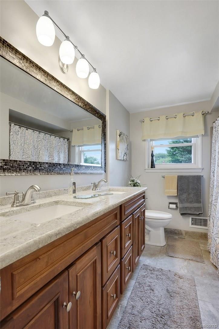 14390 Henry Ruff Road Livonia, MI 48154 - Photo 23 of 26 dsc02226-dsc02228.jpg