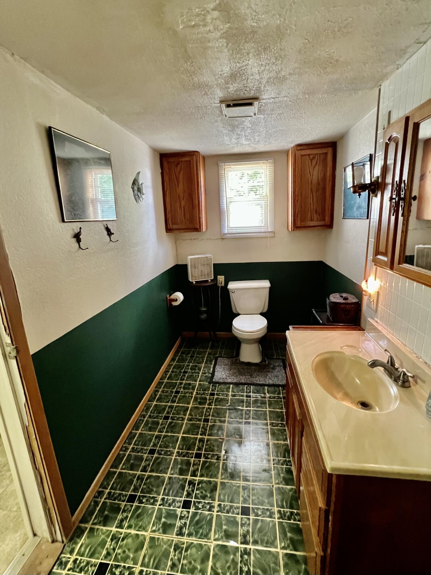 702 Largo Road Key Largo, FL 33037 - Photo 10 of 19 a bathroom with a sink and a mirror