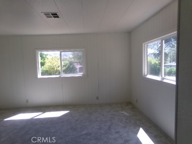 324 Ridgecrest Parkway Oroville, CA 95966 - Photo 12 of 33 an empty room with windows