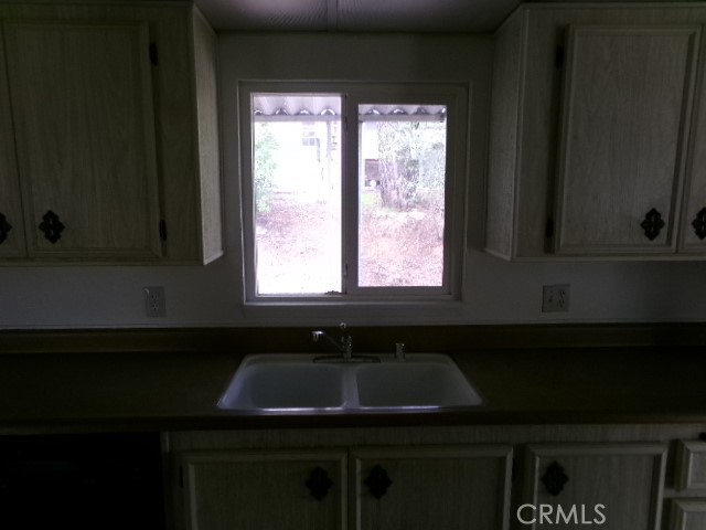 324 Ridgecrest Parkway Oroville, CA 95966 - Photo 28 of 33 a sink sitting next to a window
