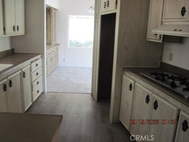 324 Ridgecrest Parkway Oroville, CA 95966 - Photo 5 of 33 a kitchen with a stove and a refrigerator