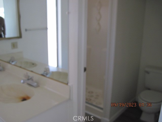 324 Ridgecrest Parkway Oroville, CA 95966 - Photo 9 of 33 a bathroom with a sink and a toilet