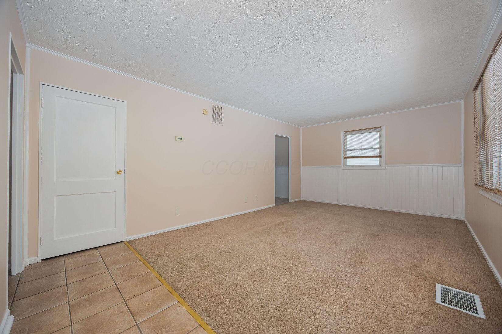 1134 South Hampton Road Columbus, OH 43227 - Photo 8 of 31 Living Room