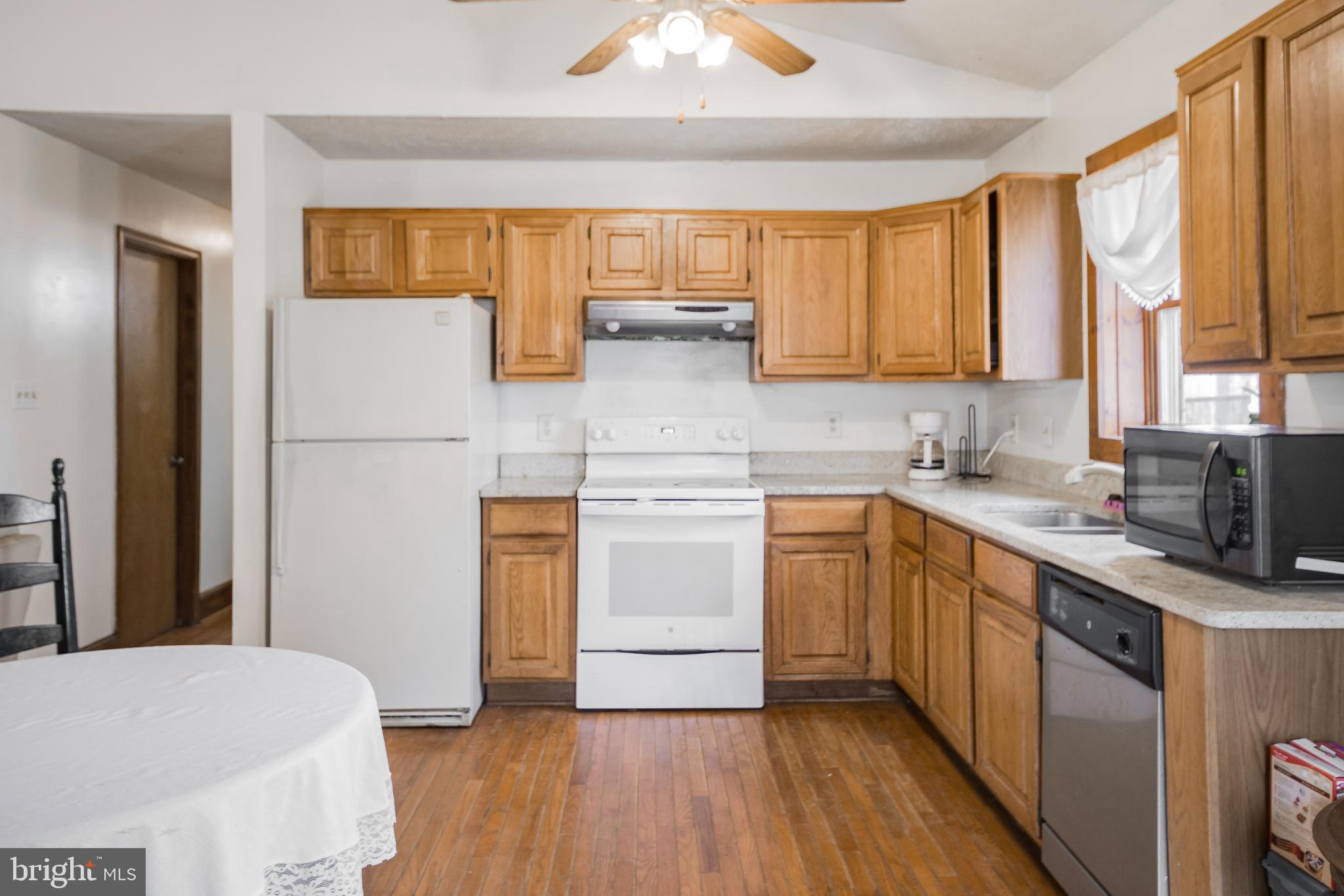 100 Old Log Road Linden, VA 22642 - Photo 3 of 22 Eat in kitchen