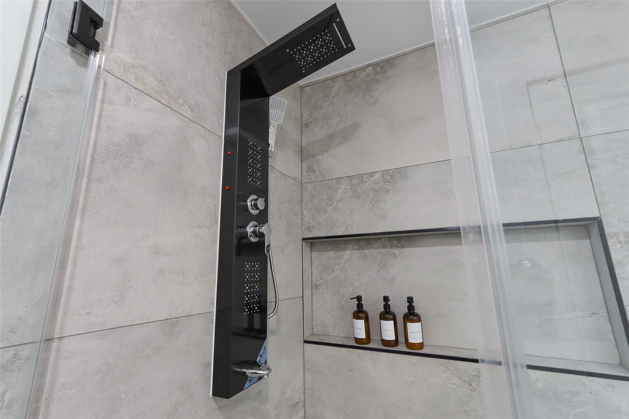 6747 Peerless Street Houston, TX 77021 - Photo 17 of 30 Full Bathroom