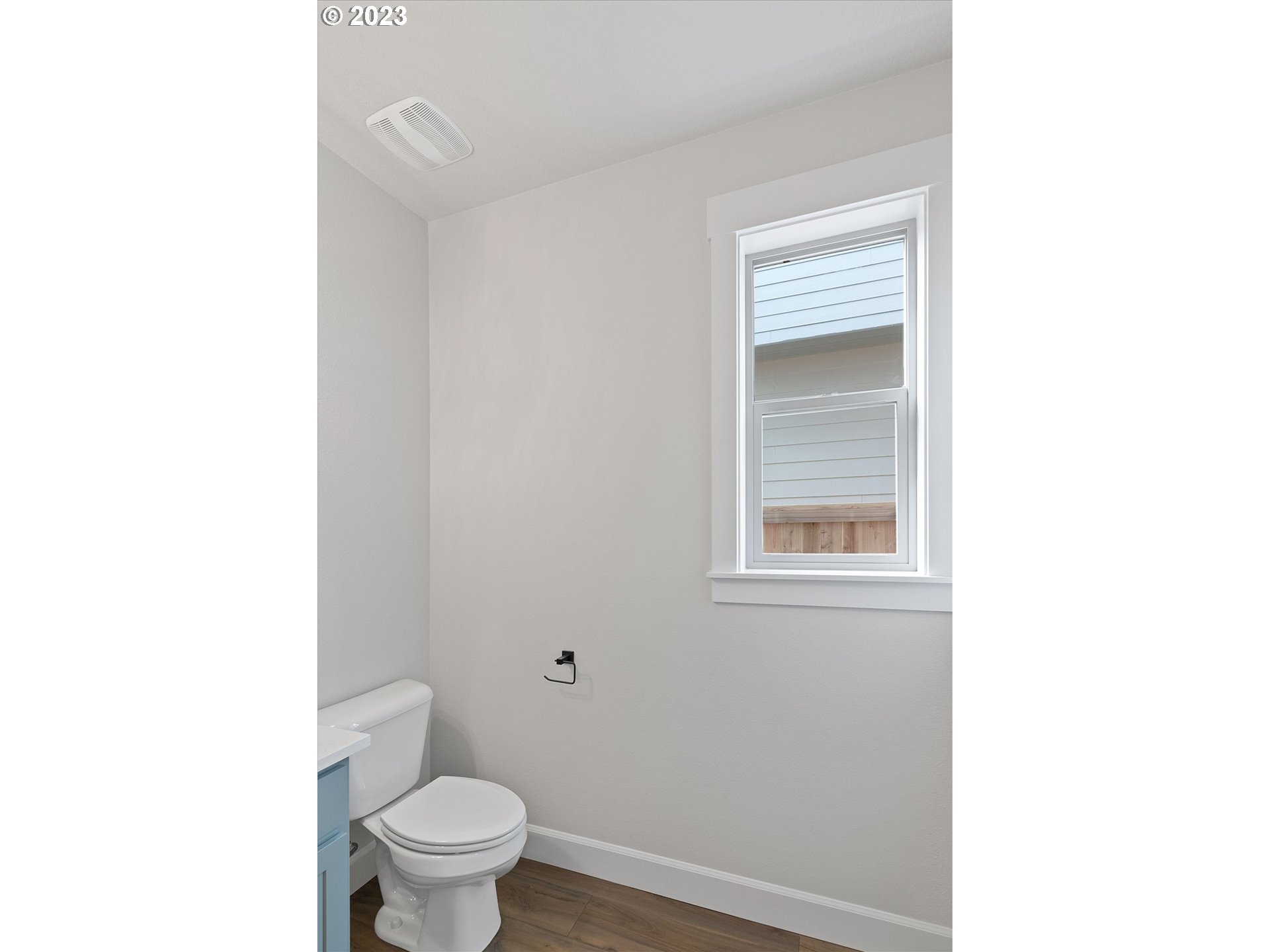 19699 Leland Road Oregon City, OR 97045 - Photo 13 of 38 a bathroom with a toilet and a sink