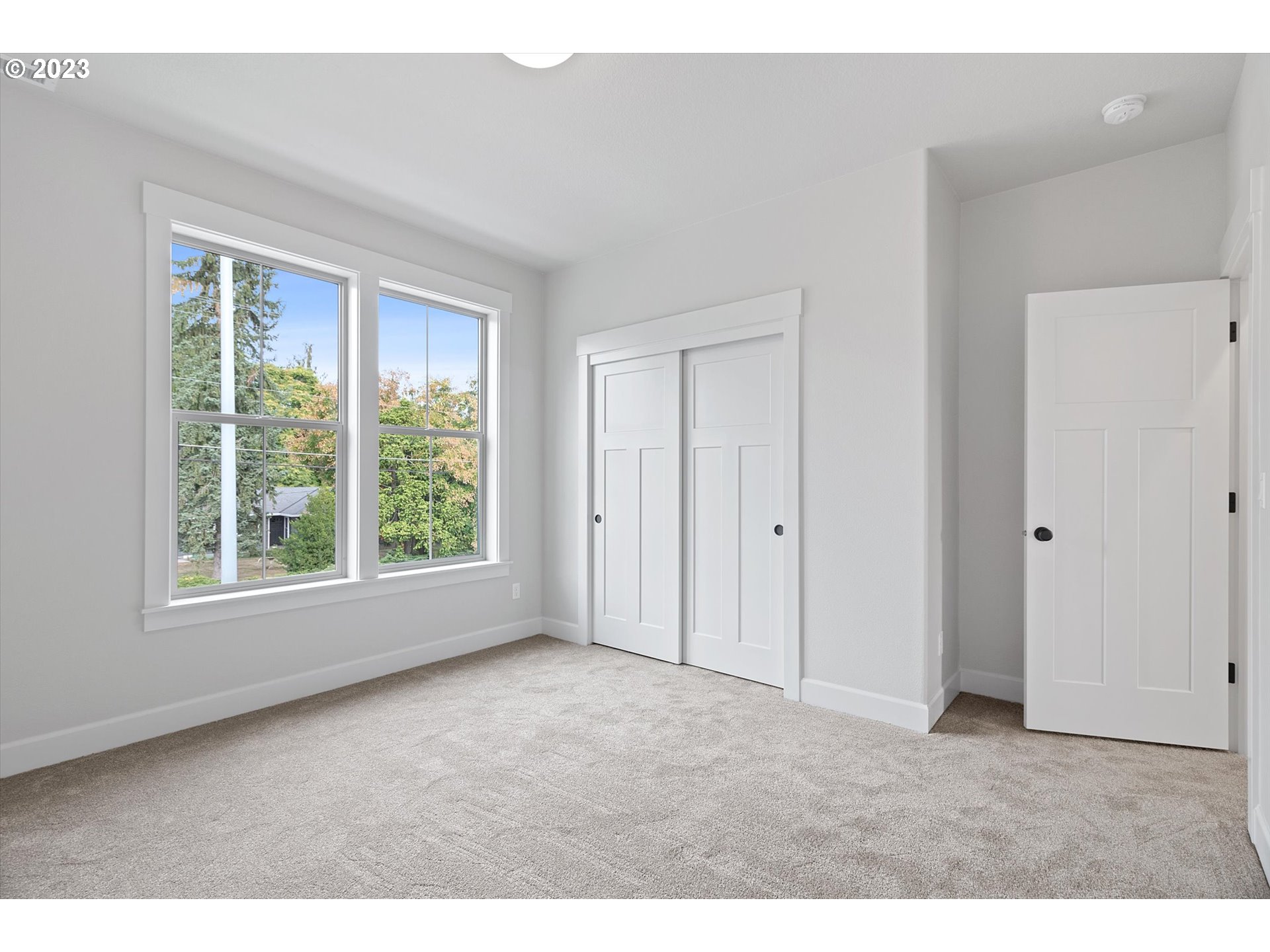 19699 Leland Road Oregon City, OR 97045 - Photo 17 of 38 a big room with windows and closet