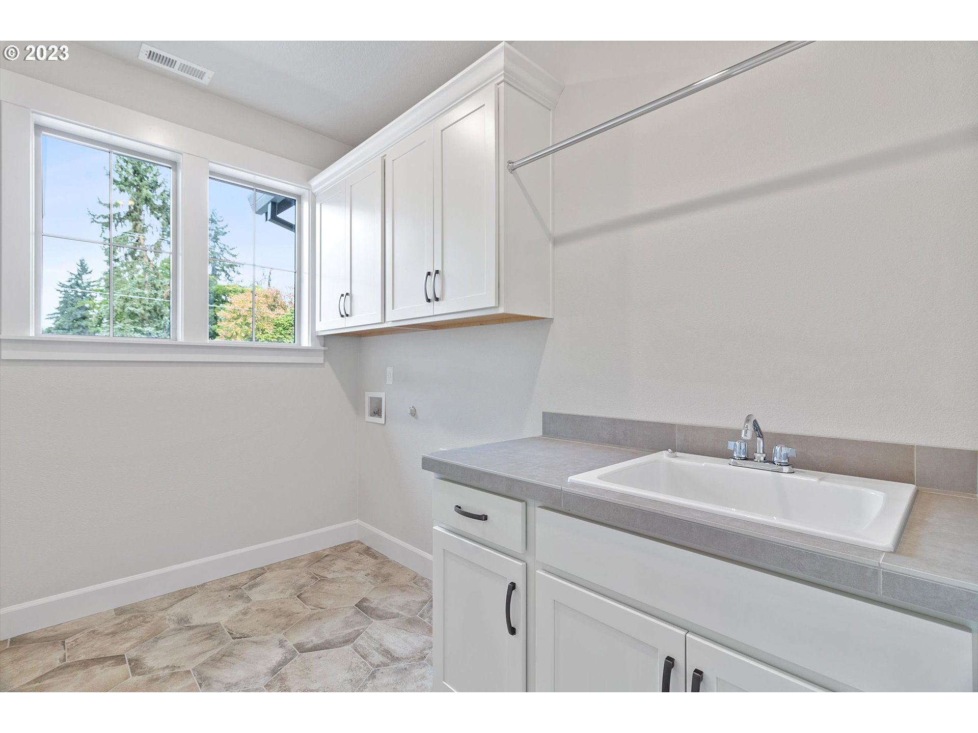 19699 Leland Road Oregon City, OR 97045 - Photo 19 of 38 a bathroom with a sink and a window