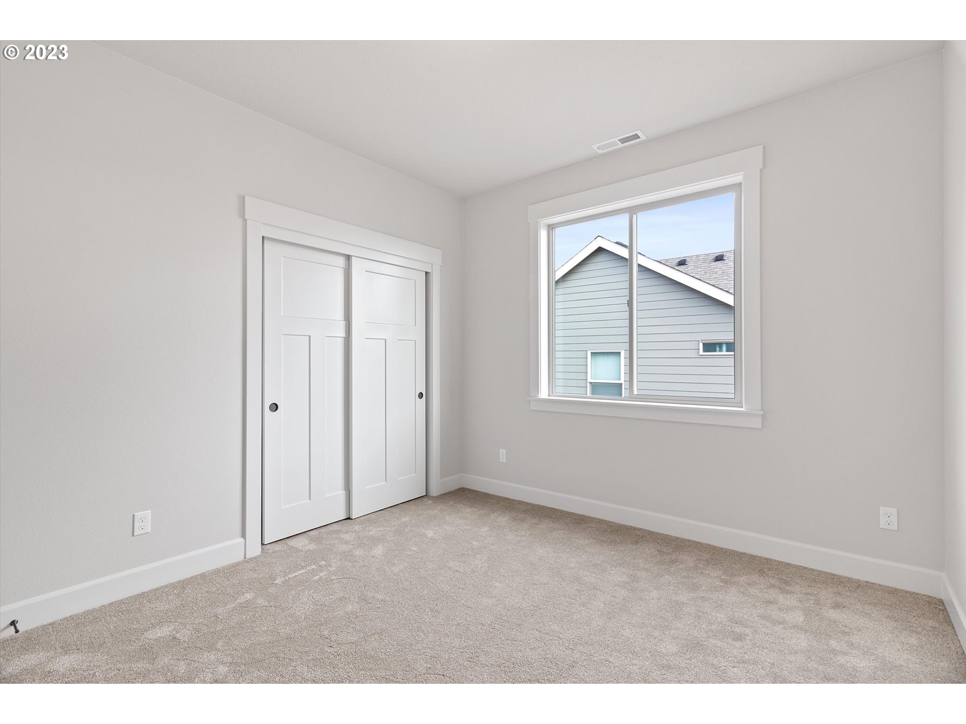 19699 Leland Road Oregon City, OR 97045 - Photo 22 of 38 an empty room with windows and closet