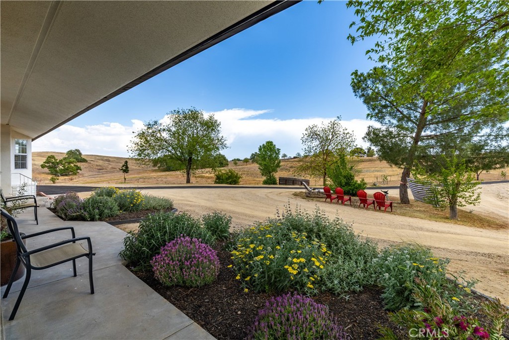 3150 Bluegrass Place Creston, CA 93432 - Photo 14 of 58 Front patio