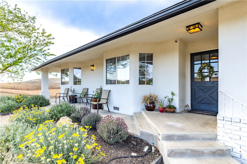 3150 Bluegrass Place Creston, CA 93432 - Photo 16 of 58 a outdoor space with furniture
