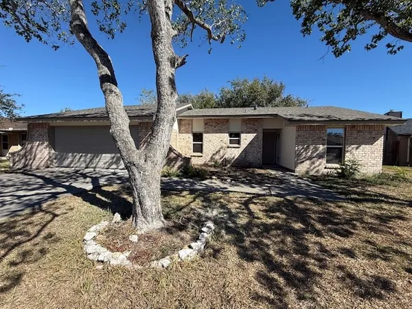a view of a house with backyard