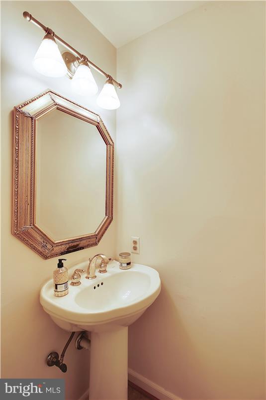 8610 Aqueduct Road Potomac, MD 20854 - Photo 14 of 30 Main level powder room