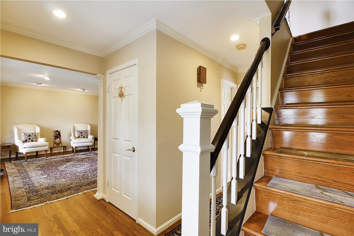 8610 Aqueduct Road Potomac, MD 20854 - Photo 2 of 30 Entry foyer