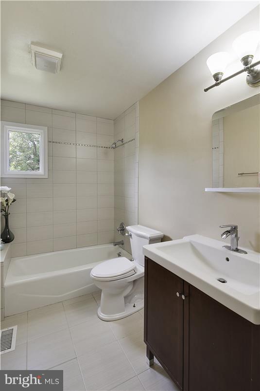 8610 Aqueduct Road Potomac, MD 20854 - Photo 22 of 30 Upstairs hall Bath