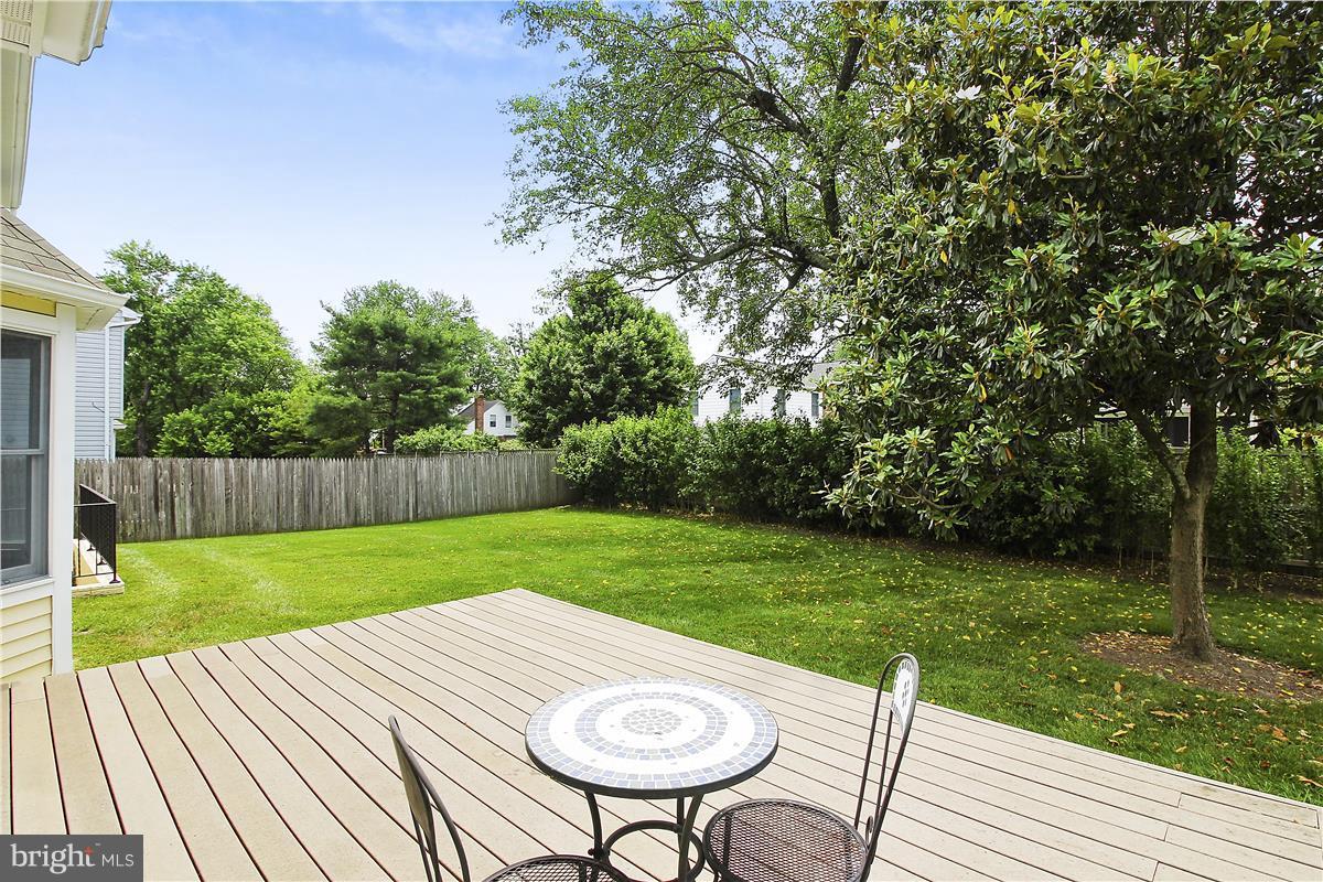 8610 Aqueduct Road Potomac, MD 20854 - Photo 28 of 30 Deck & yard