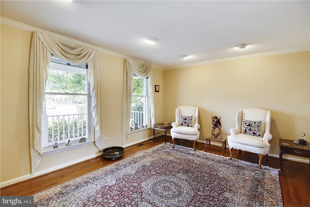 8610 Aqueduct Road Potomac, MD 20854 - Photo 3 of 30 Living Room