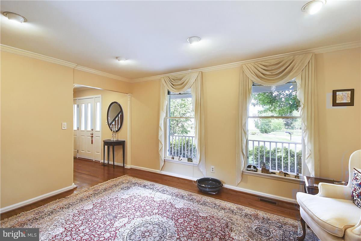 8610 Aqueduct Road Potomac, MD 20854 - Photo 4 of 30 Living Room