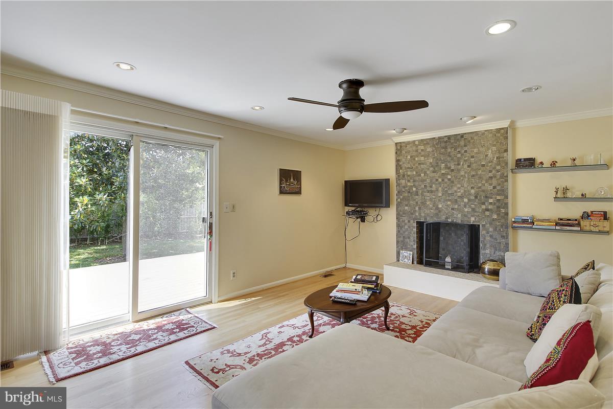 8610 Aqueduct Road Potomac, MD 20854 - Photo 7 of 30 Family Room, door to deck