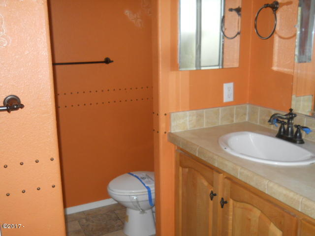 35420 Swan Avenue Nehalem, OR 97131 - Photo 17 of 18 Main bath