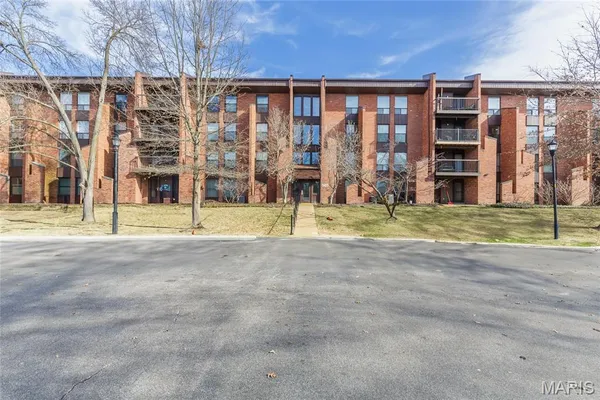 $245,000 | 585 Coeur De Royale Drive, Unit 201, Creve Coeur, MO 63141